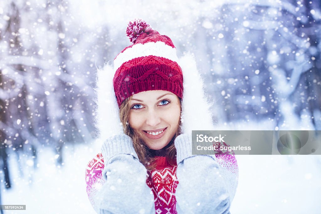 Linda mulher a gostar de Inverno - Royalty-free A nevar Foto de stock