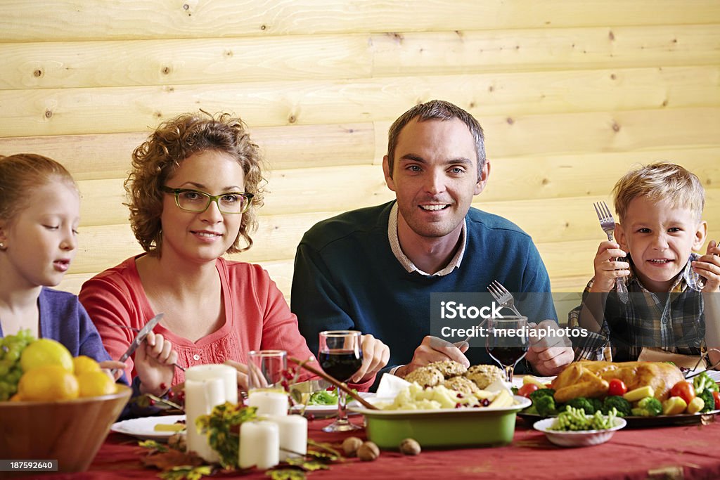 Juntos de comedor - Foto de stock de 30-39 años libre de derechos