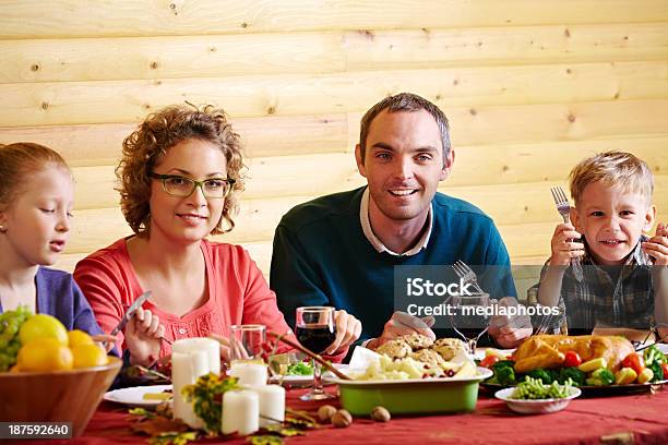 Juntos De Comedor Foto de stock y más banco de imágenes de 30-39 años - 30-39 años, 4-5 años, 8-9 años