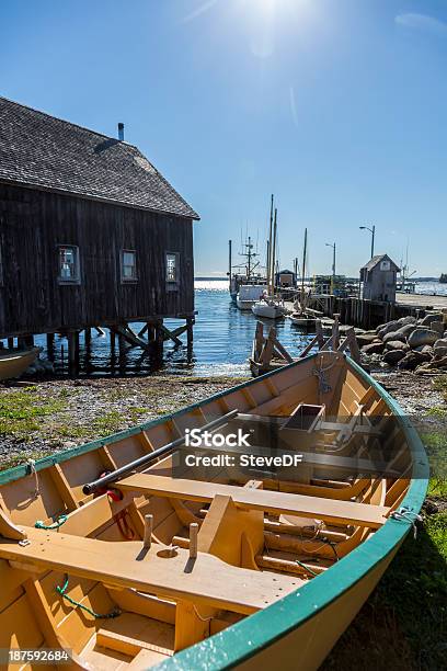 Klassisches Holz Dory In Nova Scotia Fishing Village Stockfoto und mehr Bilder von Holz