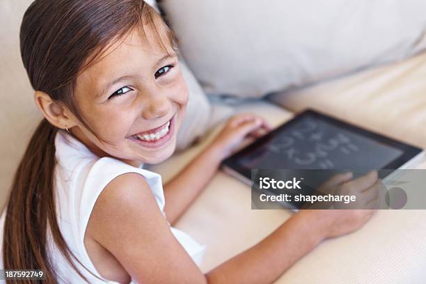 O Comprimido Apresenta Maths Divertido - Fotografias de stock e mais imagens de Raparigas - Raparigas, Tablet digital, Felicidade
