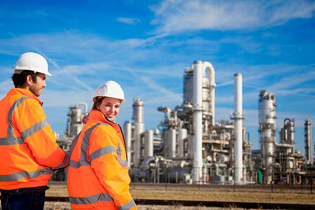 jóvenes trabajadores industrial - chemical worker fotografías e imágenes de stock