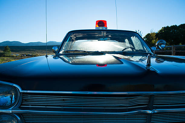 старый выветрившийся полицейский автомобиль детали - clear sky flash стоковые фото и изображения