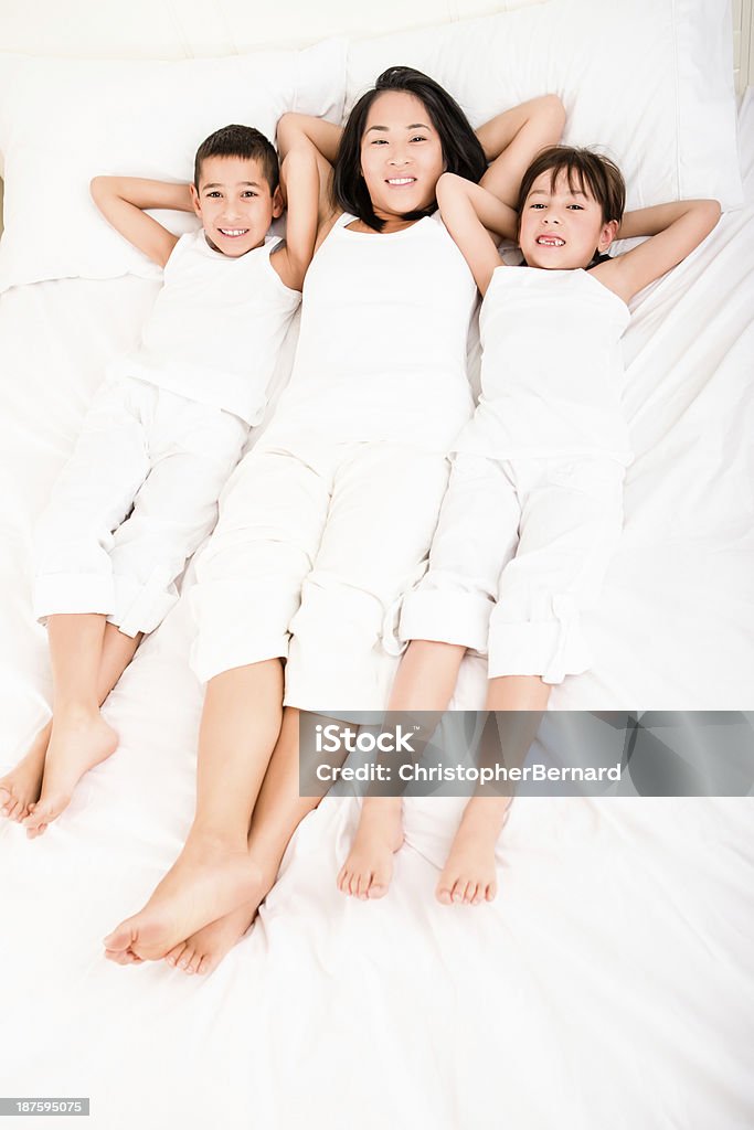 Mère et enfants souvent au lit - Photo de Petites filles libre de droits
