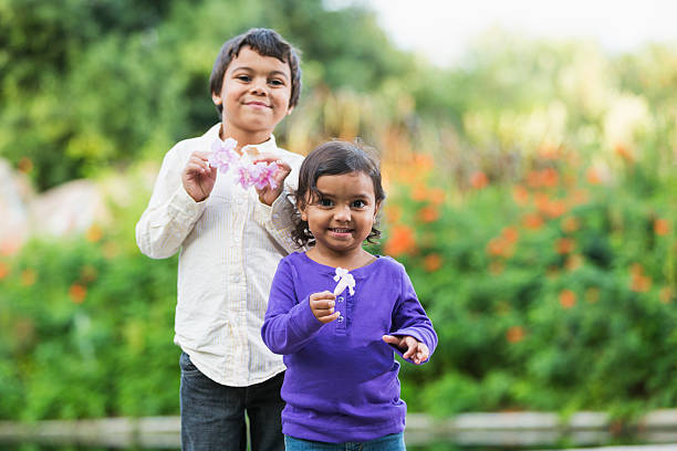 fratelli o sorelle - formal garden ornamental garden child single flower foto e immagini stock