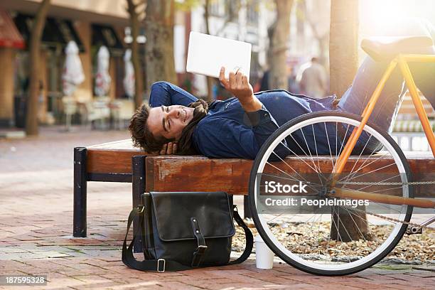 Mach Die Stadt Zu Hause Fühlen Stockfoto und mehr Bilder von Lebensstil - Lebensstil, Feierabend, Männer