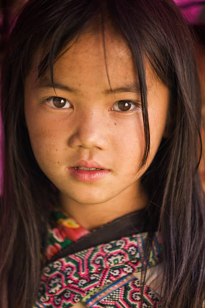 вьетнамский маленькая девочка от племени hmong - bac ha стоковые фото и изображения