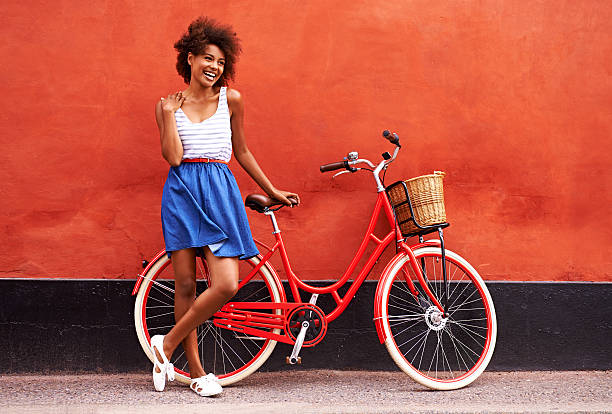 essa ha dovuto essere rosso! - black skirt foto e immagini stock