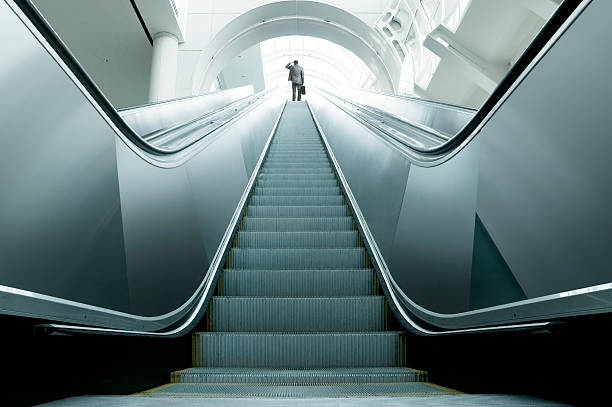 o que se segue? - escalator imagens e fotografias de stock