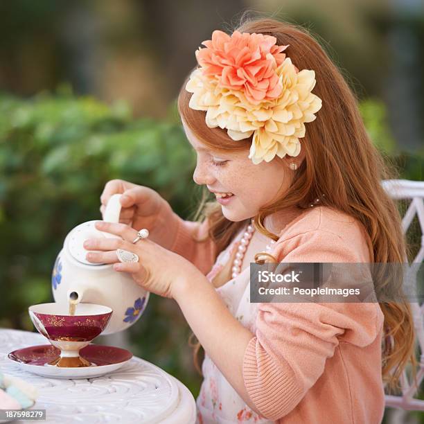 Organizzare La Festa Di Tè - Fotografie stock e altre immagini di Adulto - Adulto, Allegro, Ambientazione esterna