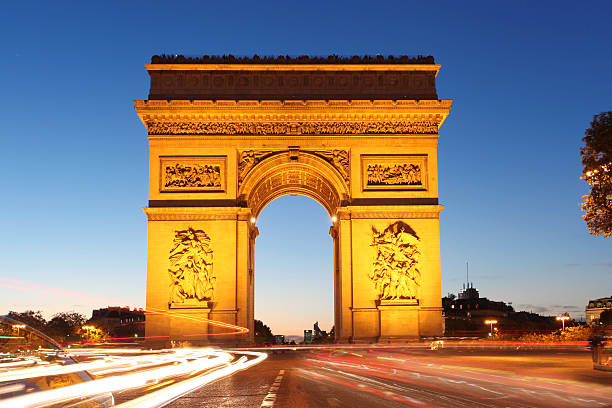 famoso arco di trionfo, in serata, parigi, francia - paris france night charles de gaulle arc de triomphe foto e immagini stock