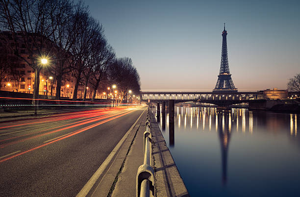 torre eiffel, em paris, frança - street light street bridge illuminated imagens e fotografias de stock