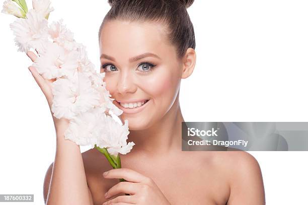 Bella Ragazza Con Fiori - Fotografie stock e altre immagini di 20-24 anni - 20-24 anni, Adulto, Beautiful Woman