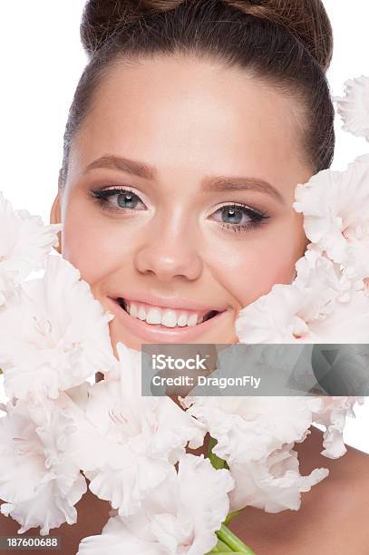 Schönes Mädchen Mit Blumen Stockfoto und mehr Bilder von 20-24 Jahre - 20-24 Jahre, Attraktive Frau, Auge