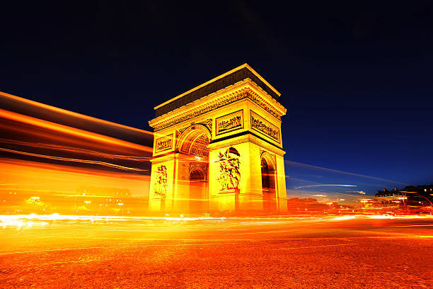 célèbre arc de triomphe en soirée, paris, france - charles de gaulle photos et images de collection