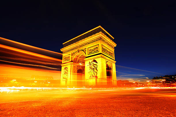 famoso arco di trionfo, in serata, parigi, francia - paris france night charles de gaulle arc de triomphe foto e immagini stock