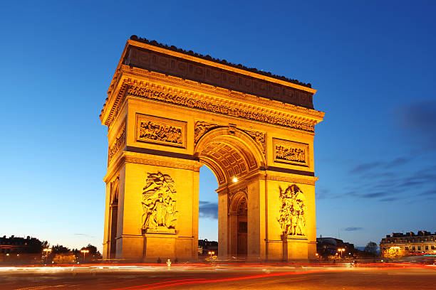 famoso arco di trionfo, in serata, parigi, francia - paris france night charles de gaulle arc de triomphe foto e immagini stock