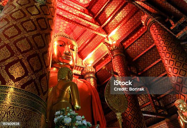 Grande Estátua De Buda De Ouro No Templo De Ayutthaya Tailândia - Fotografias de stock e mais imagens de Ayuthaya