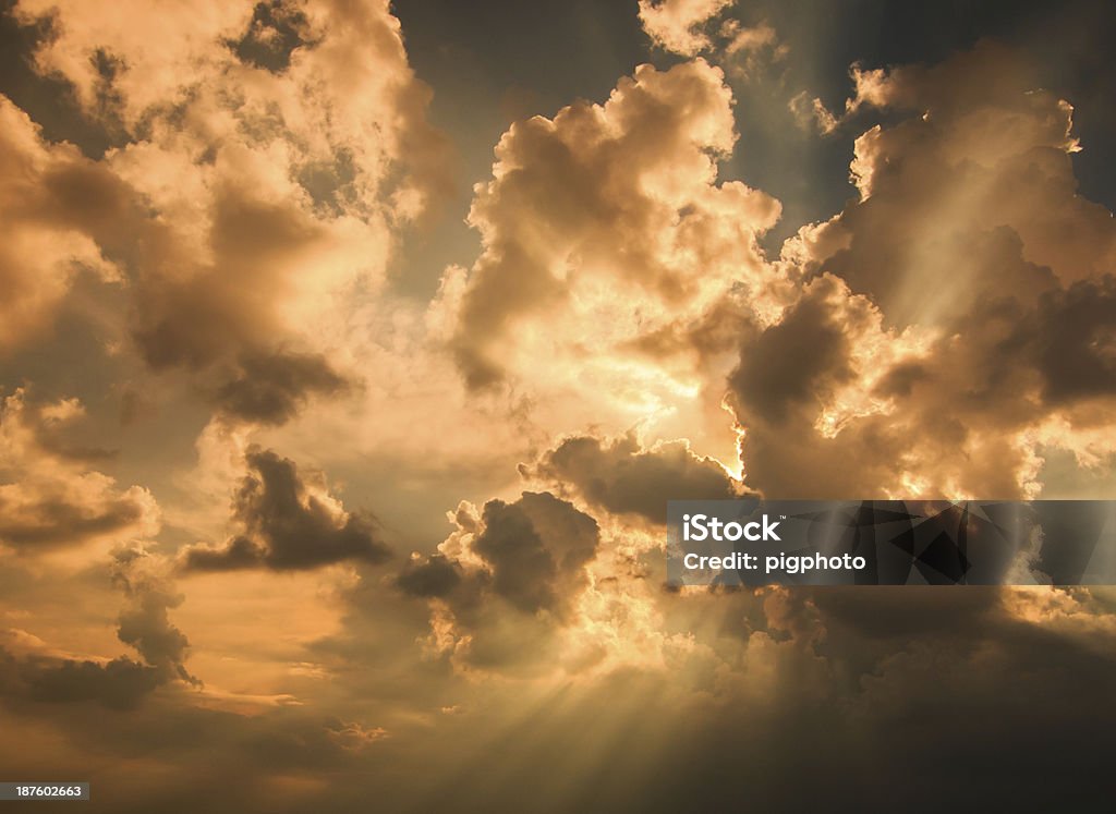Raios de luz brilhando através das nuvens escuras em fundo - Foto de stock de Amuado royalty-free