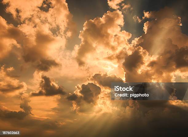 Foto de Raios De Luz Brilhando Através Das Nuvens Escuras Em Fundo e mais fotos de stock de Amuado