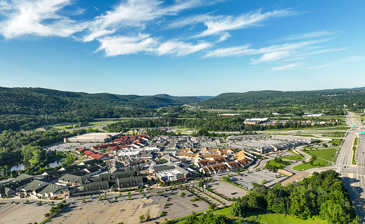 Woodbury Common Premium Outlets，Open-air shopping complex featuring