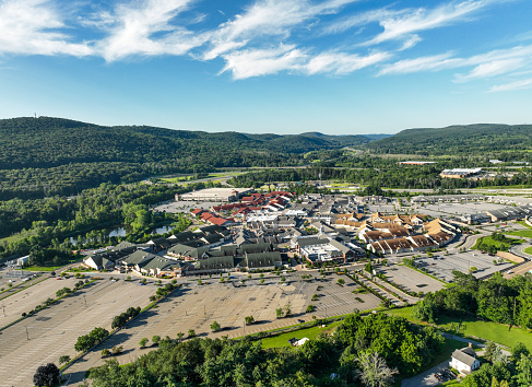 Woodbury Common Premium Outlets，Open-air shopping complex featuring