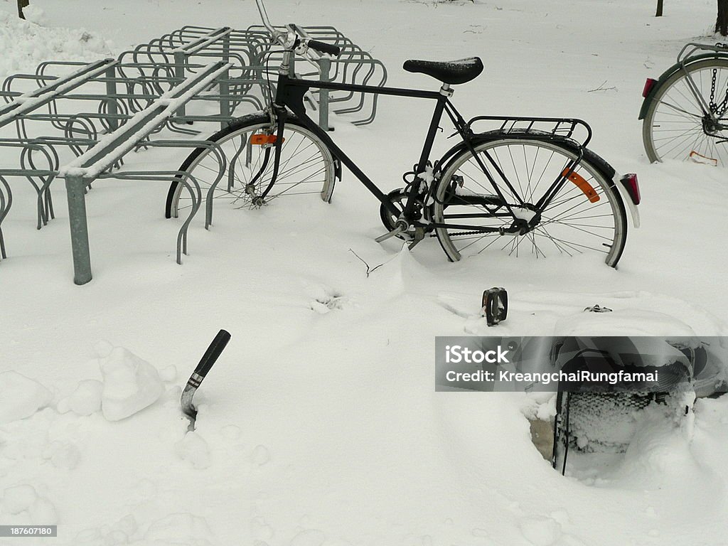 Biciclette nella neve - Foto stock royalty-free di Ambientazione esterna