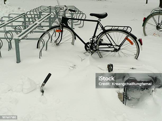 Biciclette Nella Neve - Fotografie stock e altre immagini di Ambientazione esterna - Ambientazione esterna, Assenza, Attività