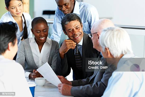 Team Di Professionisti Di Avere Di Discussione Aziendale - Fotografie stock e altre immagini di Istruttore