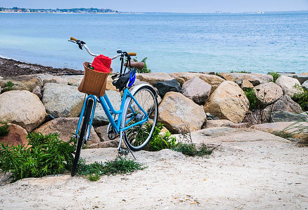 vélo bleu plage - august cape cod massachusetts new england photos et images de collection