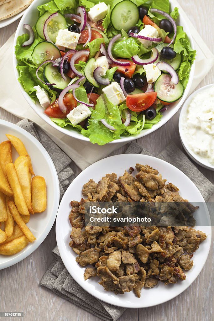 Ensalada griega con Gyros y papas fritas - Foto de stock de Aceituna libre de derechos