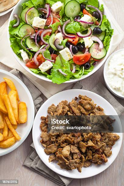 Foto de Salada Grega Com Gyros E Batata Frita e mais fotos de stock de Alimentação Não-saudável - Alimentação Não-saudável, Almoço, Azeitona