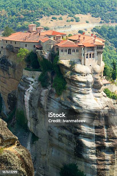 Meteory Clifftop Klasztory - zdjęcia stockowe i więcej obrazów Bez ludzi - Bez ludzi, Fotografika, Grecja