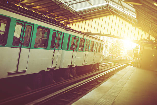 地下鉄パリメトロの公共交通機関 - metropolitain ストックフォトと画像
