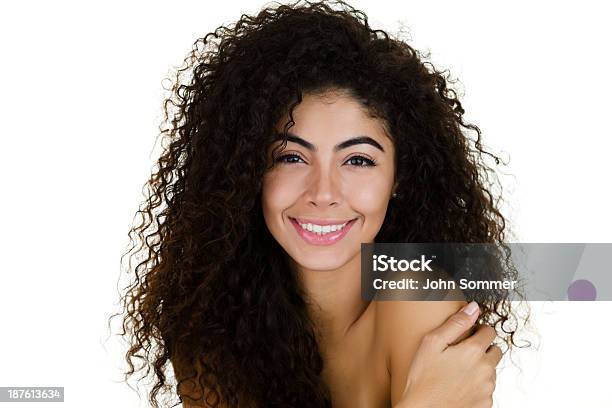 Foto de Mulher Bonita Com Cabelo Encaracolado e mais fotos de stock de Mulheres - Mulheres, Só Uma Mulher, Beleza