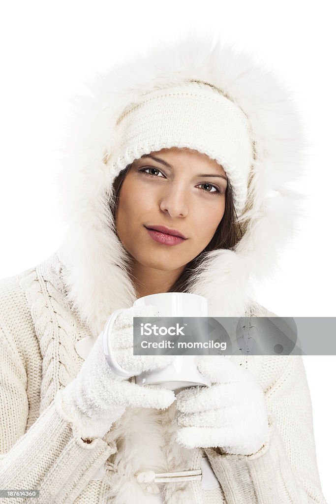 Giovane e bella donna sorriso ed in maglia, inverno - Foto stock royalty-free di Abbigliamento casual