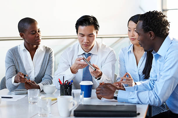 grupo de negócios diversificado examinar a qualidade dos produtos - african descent factory accuracy analyzing imagens e fotografias de stock