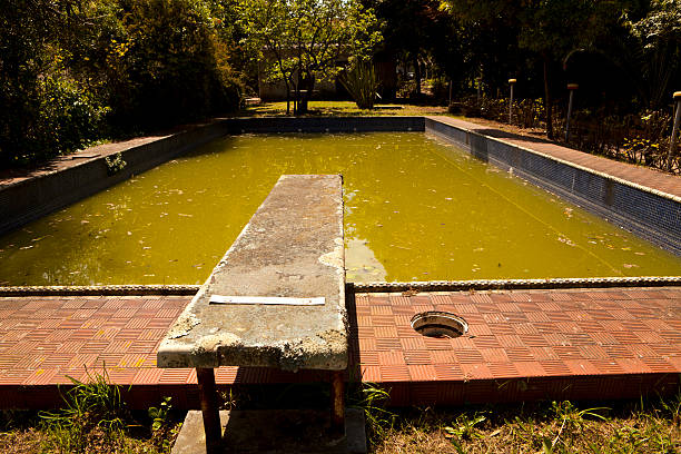 abandonado piscina - building exterior obsolete abandoned damaged imagens e fotografias de stock