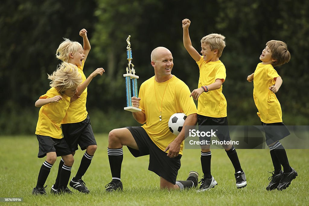 Ragazzi di calcio del tifo e celebrare sul campo - Foto stock royalty-free di 8-9 anni