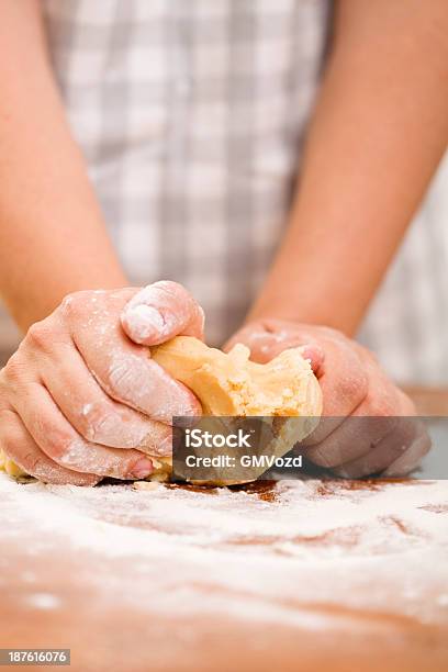 Impastare La Pasta - Fotografie stock e altre immagini di Attrezzatura - Attrezzatura, Biscotto secco, Cibo