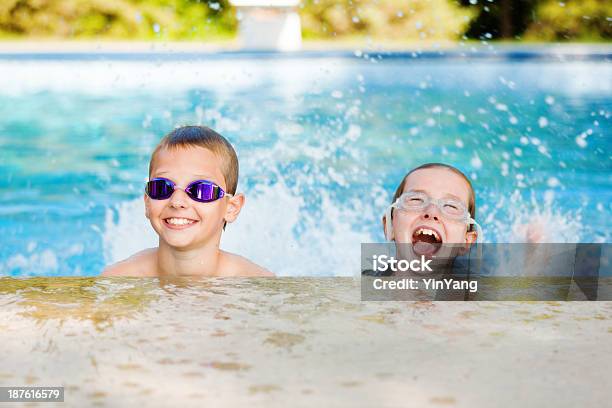 Vacaciones De Verano Niños Jugando En La Piscina Foto de stock y más banco de imágenes de 12-13 años - 12-13 años, Actividad, Actividades recreativas