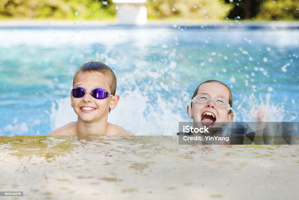 Férias de verão crianças brincando na piscina - Foto de stock de 12-13 Anos royalty-free