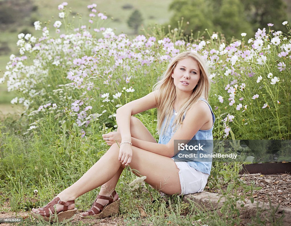 Jovem mulher caucasiana na natureza - Foto de stock de 18-19 Anos royalty-free