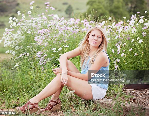 Foto de Jovem Mulher Caucasiana Na Natureza e mais fotos de stock de 18-19 Anos - 18-19 Anos, Adulto, Beleza