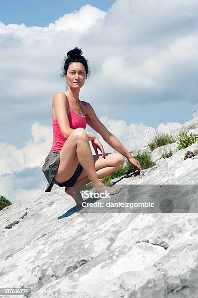 Mujer Freeclimbing Foto de stock y más banco de imágenes de Actividad - Actividad, Actividades recreativas, Actividades y técnicas de relajación