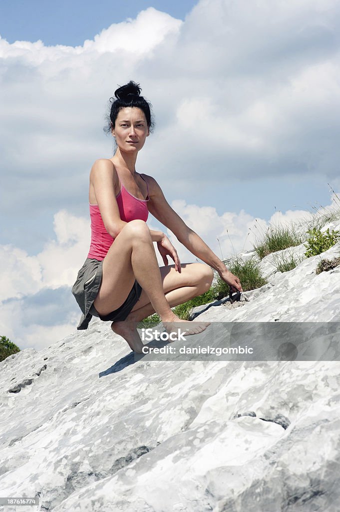 Женщина freeclimbing - Стоковые фото Активный образ жизни роялти-фри