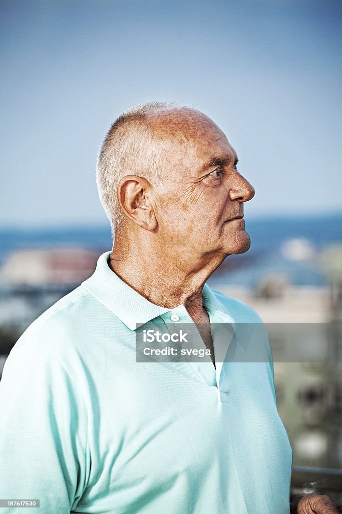 Senior hombre relajantes en la terraza - Foto de stock de 60-69 años libre de derechos