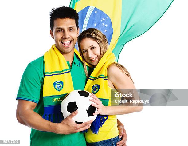 Fã De Futebol Feliz Casal Experimentando Na Frente Da Bandeira Brasileira - Fotografias de stock e mais imagens de Abraçar