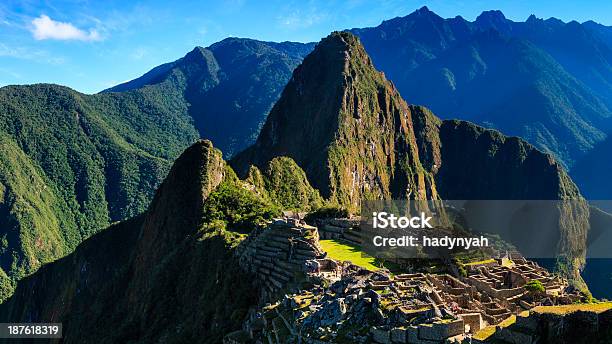 Vista Panorâmica De Machu Picchu - Fotografias de stock e mais imagens de Aldeia - Aldeia, América Latina, América do Sul