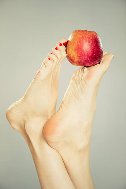 füße mit apple - sensuality women apple naked stock-fotos und bilder